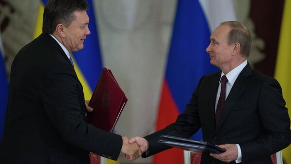 Президент России Владимир Путин (справа) и президент Украины Виктор Янукович во время церемонии подписания совместных документов, архивное фото