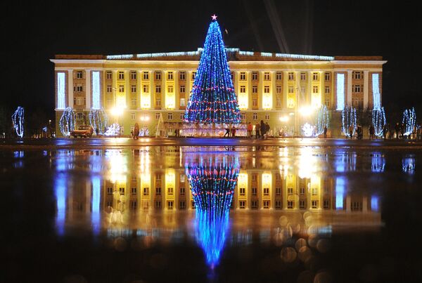 Новогодняя елка на Софийской набережной в Великом Новгороде