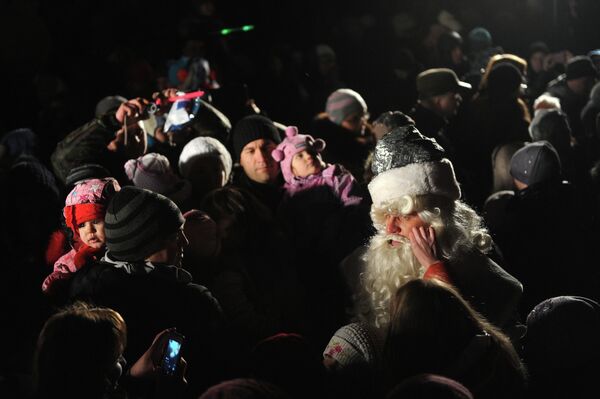 Дед Мороз на церемонии зажжения новогодней елки на Софийской набережной в Великом Новгороде