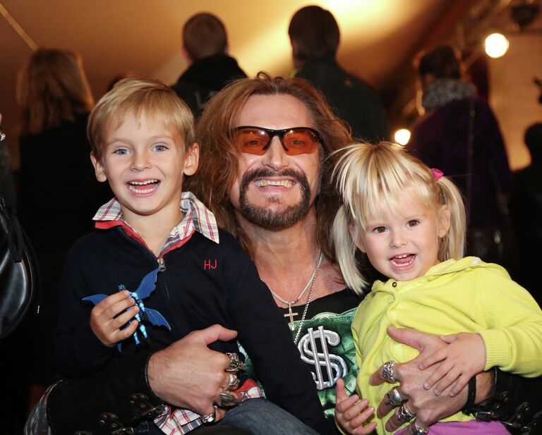 Певец Никита Джигурда с сыном Миком-Анжель Кристи и дочерью Эвой-Владой Певец Никита Джигурда с сыном Миком-Анжель Кристи и дочерью Эвой-Владой