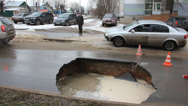 Участок дороги провалился в Костроме