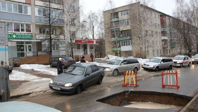 Участок дороги провалился в Костроме