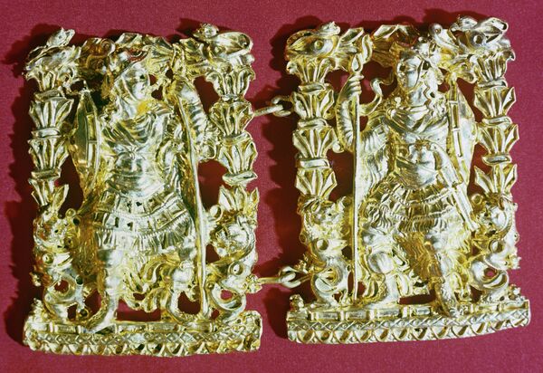 Золотые пряжки с изображением мужчины в полном военном облачении - часть коллекции Золото Бактрии