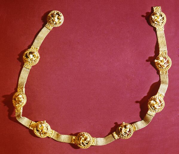 Золотой пояс с девятью пряжками, на которых изображено женское божество верхом на льве - часть коллекции Золото Бактрии