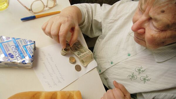 Пенсионеры, деньги, архивное фото