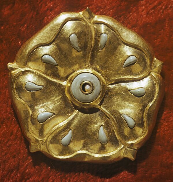 Золотая бляшка, инкрустированная бирюзовыми вставками - часть коллекции Золото Бактрии