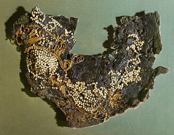 Остатки ткани, расшитой золотыми нитями и жемчугом - часть коллекции Золото Бактрии
