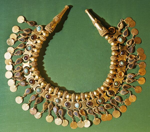 Золотое ожерелье с вставками из бирюзы и гранатов - часть коллекции Золото Бактрии