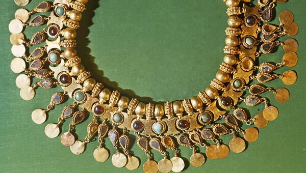 Золотое ожерелье с вставками из бирюзы и гранатов - часть коллекции  Золото Бактрии