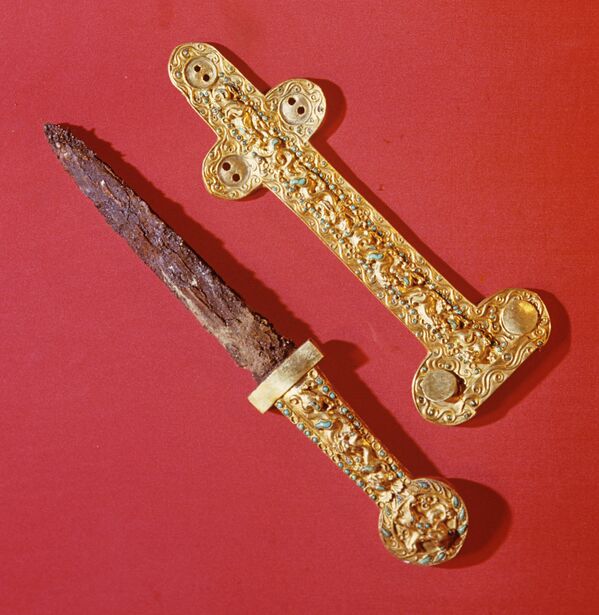 Кинжал с железным лезвием и золотой ручкой с изображением медведя - часть коллекции Золото Бактрии