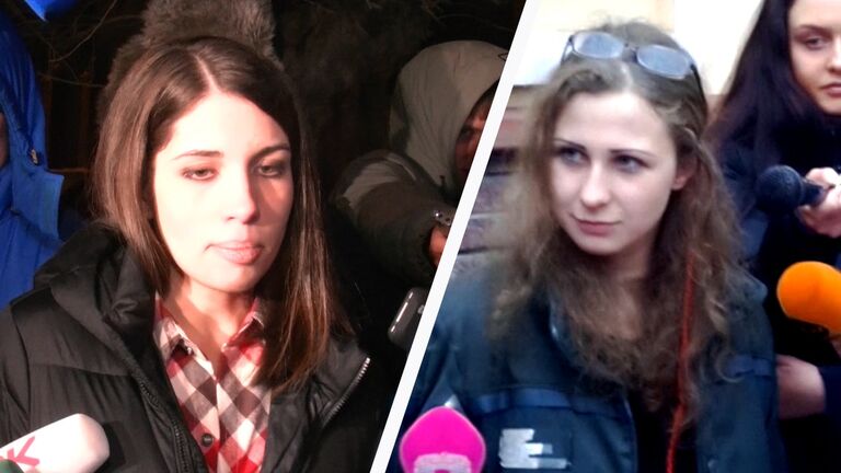 Алехина и Толоконникова после освобождения пообщались с журналистами Алехина и Толоконникова после освобождения пообщались с журналистами