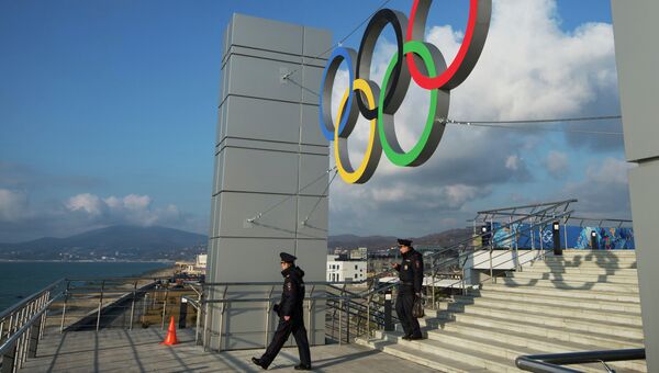 Олимпийские кольца на железнодорожном вокзале в Адлере, архивное фото