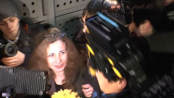 Алехину из Pussy Riot встречали в Москве с цветами и криками Ура