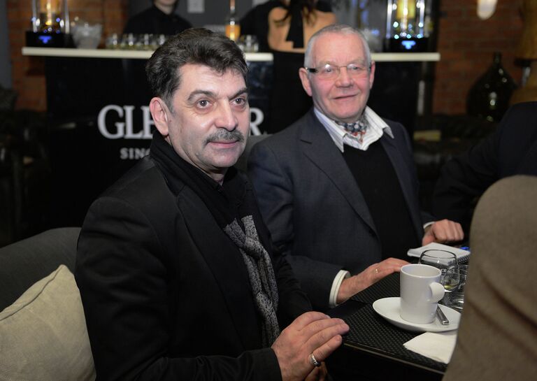 Поэт Владимир Вишневский и композитор Александр Журбин во время интеллектуальных игр Студии Довженко