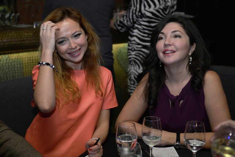 Российская актриса театра и кино Елена Захарова и телеведущая Мария Лемешева на интеллектуальных играх Студии Довженко