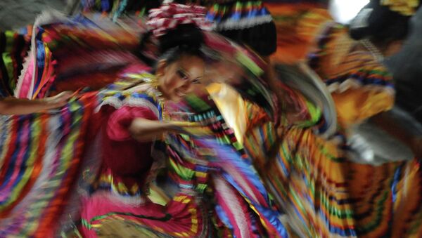 Участницы фольклорного танцевального ансамбля Тенохтитлан (Мексика)