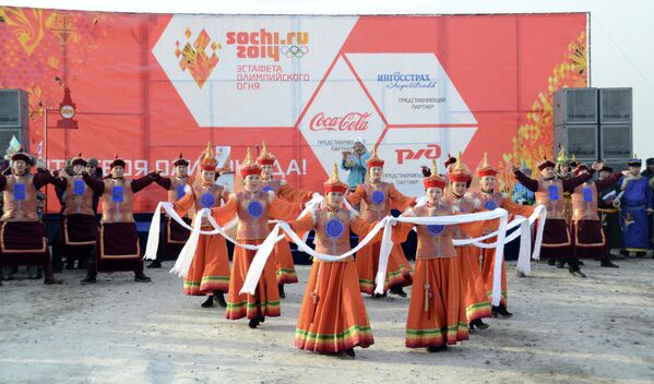 Солисты государственного ансамбля Саяны приветствуют олимпийский огонь в Туве