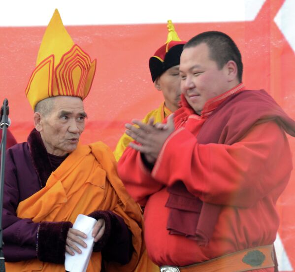 Благословение Олимпийскому огню от Камбы-ламы  - главы всех тувинских буддистов