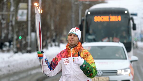 Факелоносец Сергей Киркач во время эстафеты Олимпийского огня в Тольятти. Фото с места события