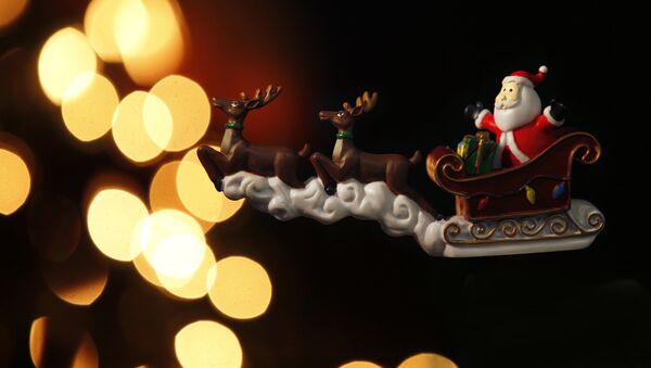 Игрушечный Санта Клаус. Архивное фото.