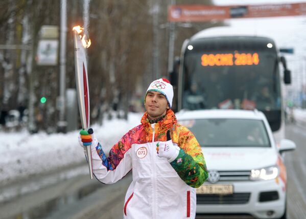 Факелоносец, руководитель фотослужбы онлайн-изданий РИА Новости Сергей Киркач во время эстафеты Олимпийского огня в Тольятти