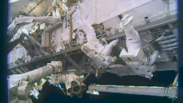 Астронавты НАСА Майкл Хопкинс и Ричард Мастраккио заканчивают установку нового насосного модуля системы охлаждения МКС
