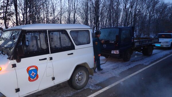 Спасатели МЧС берут на буксир микрогрузовик, купленный жителями Бурятии в Приморье и заглохший по дороге в Улан-Удэ. Фото с места события