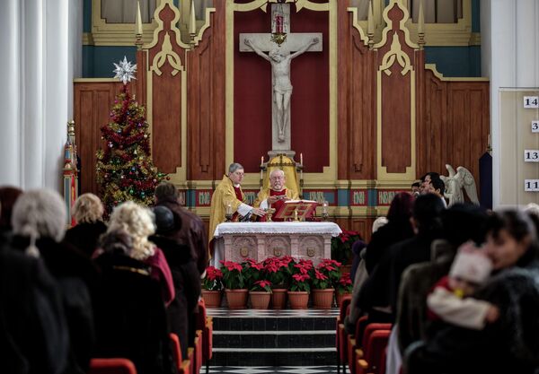 Настоятель католического прихода Пресвятой Богородицы во Владивостоке отец Мирон проводит Рождественскую мессу.