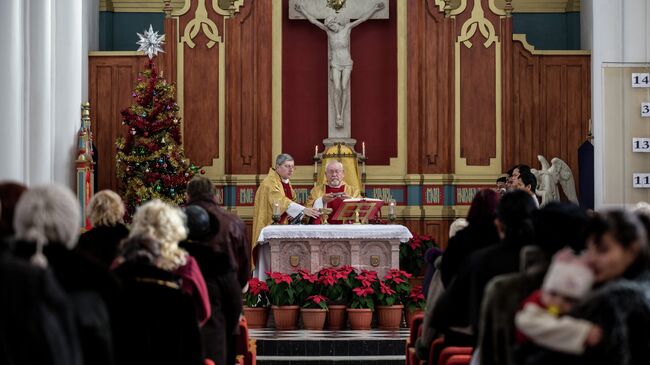 Настоятель католического прихода Пресвятой Богородицы во Владивостоке отец Мирон проводит Рождественскую мессу. 