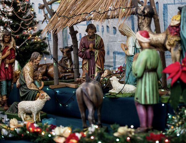 Рождественское убранство в католическом приходе Пресвятой Богородицы во Владивостоке: традиционная библейская сцена Рождества Христова.