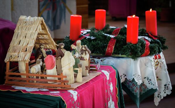 Рождественское убранство в лютеранской церкви Святого Павла во Владивостоке: традиционная библейская сцена Рождества Христова.