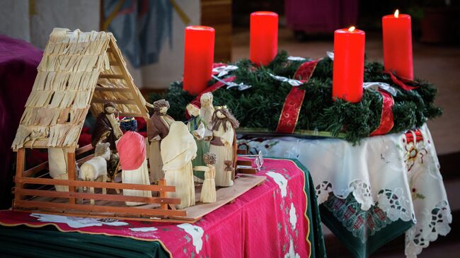 Рождественское убранство в лютеранской церкви Святого Павла во Владивостоке: традиционная библейская сцена Рождества Христова. 
