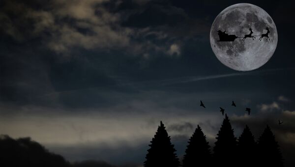 Силуэт на фоне луны, архивное фото.