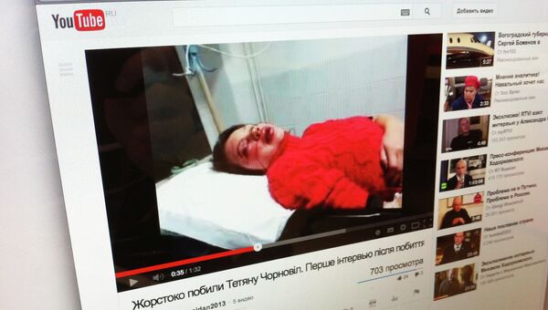 Кадр из видео с избитой украинской журналисткой Татьяной Чорновил