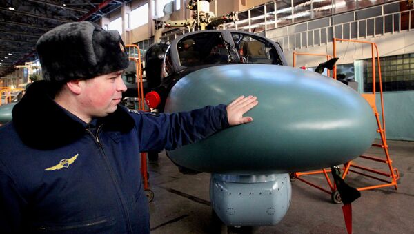 Представитель Военно-воздушных сил России осматривает новый вертолет Ка-52 Аллигатор