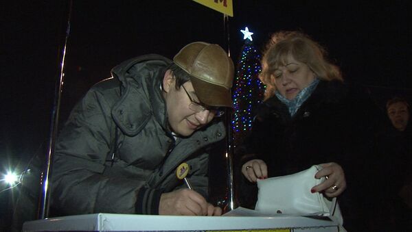 Москвичи на митинге собирали подписи за референдум по платным парковкам