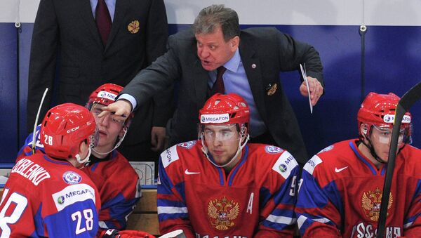 Михаил Варнаков (на втором плане) и российские хоккеисты