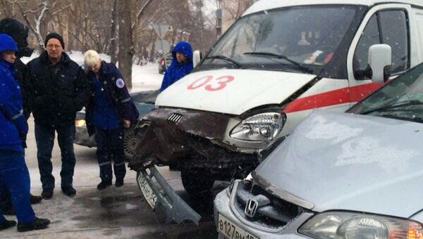 Машина скорой помощи и иномарка столкнулись в Новосибирске