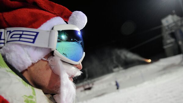 Лыжник в костюме Деда Мороза на одном из склонов. Архивное фото