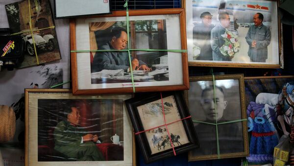 Фотографии Мао Цзэдуна в антикварном магазине в Пекине. Архивное фото