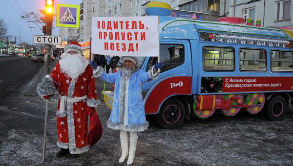 Автопаровоз с Дедами Морозами проехал по Красноярску