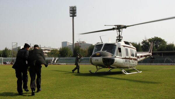 Избирком Таиланда вывезли на вертолетах из осаждаемого оппозицией здания. Фото с места события
