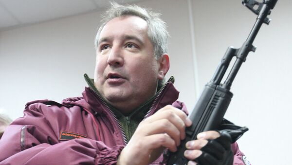 Дмитрий Рогозин держит АК-74, архивное фото
