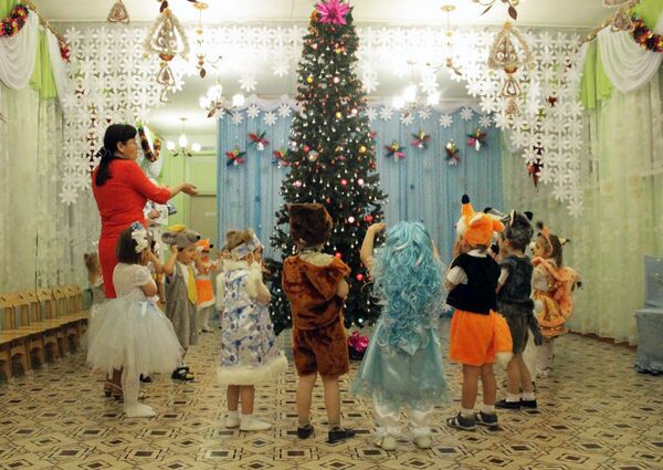 Современный новый год в детском саду. Фея на утреннике в детском. Фея на утреннике в детском саду фото. Выход феи на празднике в детском саду на новый год видео.