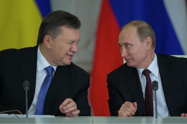 Президент России Владимир Путин (справа) и президент Украины Виктор Янукович