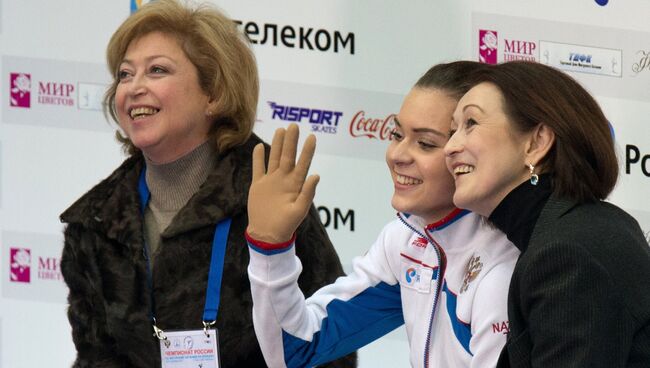 Фигуристка Аделина Сотникова (в центре) после выступления в произвольной программе на ЧР. Фото с места события