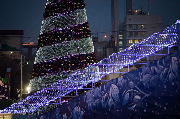 Новогоднее убранство главной площади Владивостока: провожаем 2013-й, встречаем 2014-й.