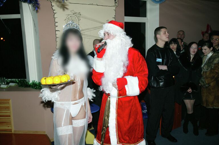 Новогодний корпоратив во Владивостоке с участием традиционного Деда Мороза и оригинальной Снегурочки