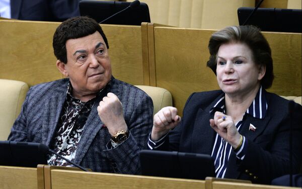 Иосиф Кобзон и Валентина Терешкова на пленарном заседании нижней палаты российского парламента