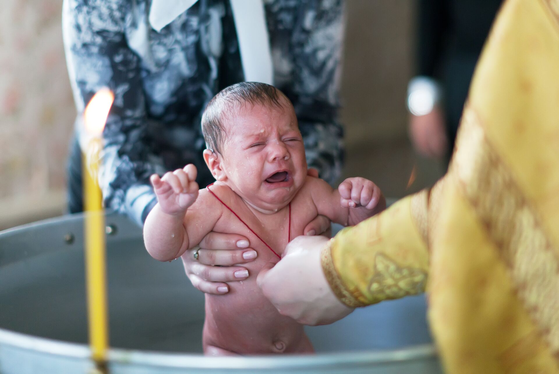 Можно ли крестить во время поста ребенка. Крещение младенца. Крещение детей в церкви. Ребенок плачет в церкви крещение. Крещение младенца фото.